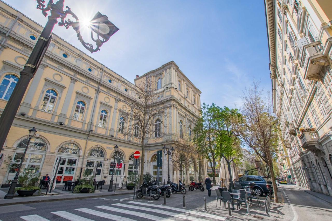 Casa Vacanze Al Teatro Triëst Buitenkant foto