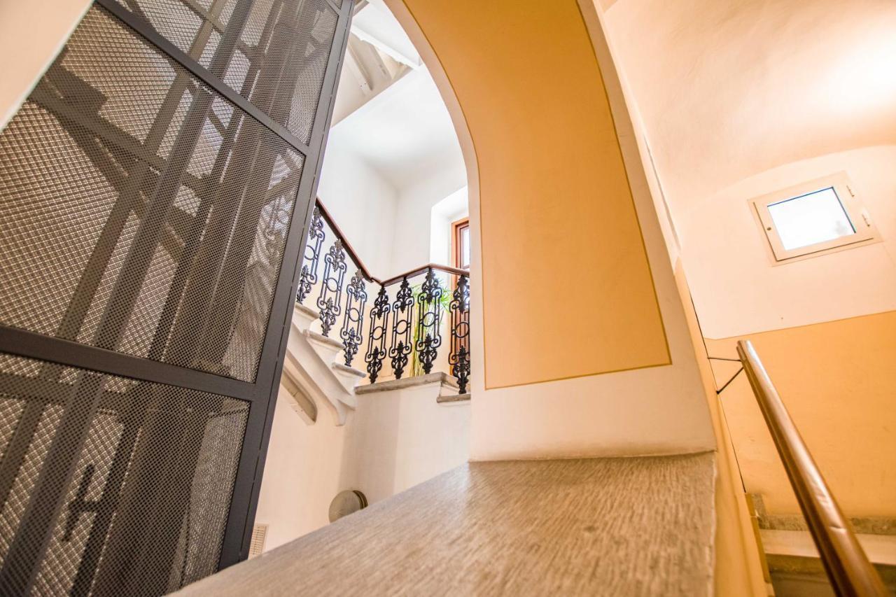 Casa Vacanze Al Teatro Triëst Buitenkant foto
